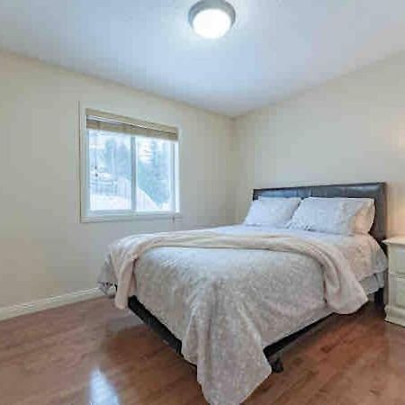 Vila 2500 Sq House In Springbank Hill Bl 261818 YYC Exteriér fotografie