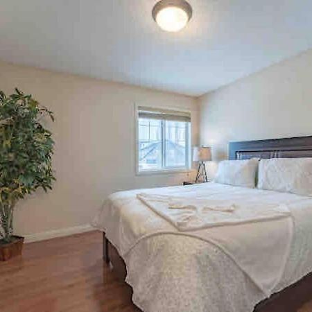 Vila 2500 Sq House In Springbank Hill Bl 261818 YYC Exteriér fotografie