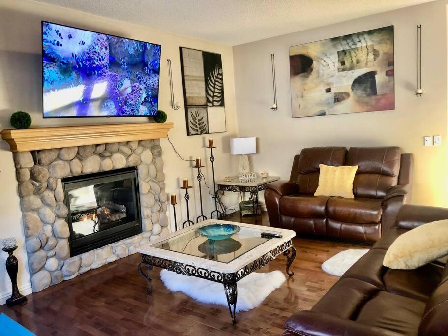 Vila 2500 Sq House In Springbank Hill Bl 261818 YYC Exteriér fotografie