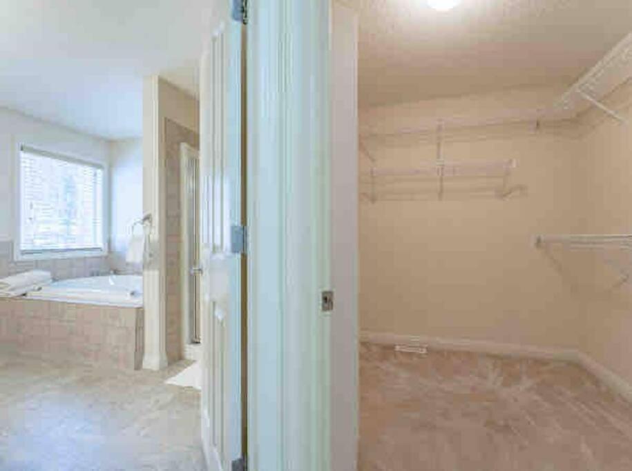 Vila 2500 Sq House In Springbank Hill Bl 261818 YYC Exteriér fotografie