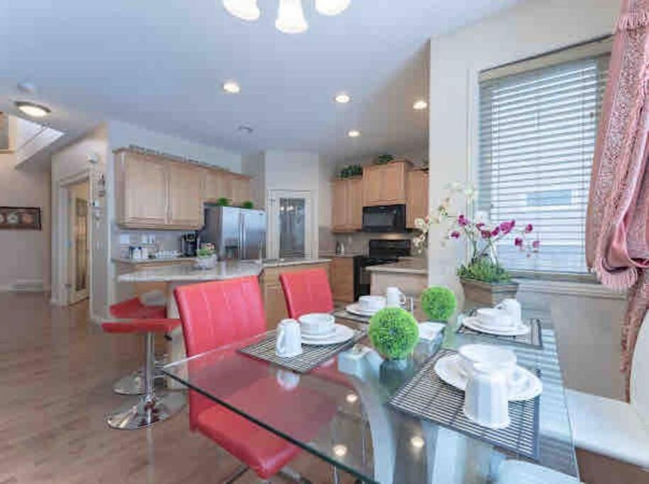 Vila 2500 Sq House In Springbank Hill Bl 261818 YYC Exteriér fotografie