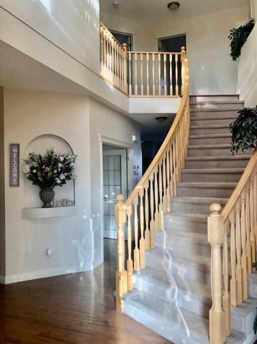 Vila 2500 Sq House In Springbank Hill Bl 261818 YYC Exteriér fotografie