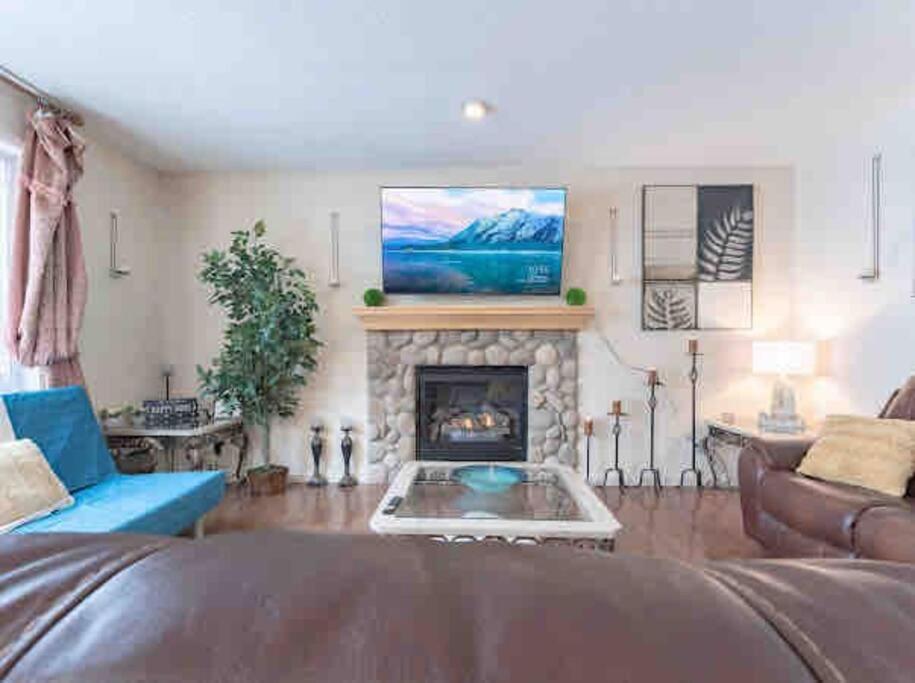 Vila 2500 Sq House In Springbank Hill Bl 261818 YYC Exteriér fotografie