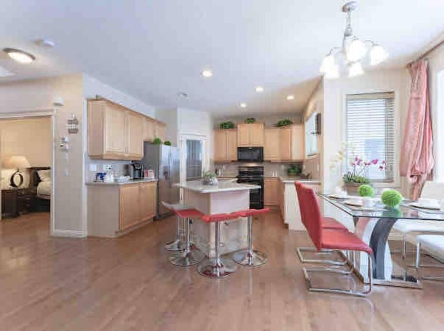 Vila 2500 Sq House In Springbank Hill Bl 261818 YYC Exteriér fotografie