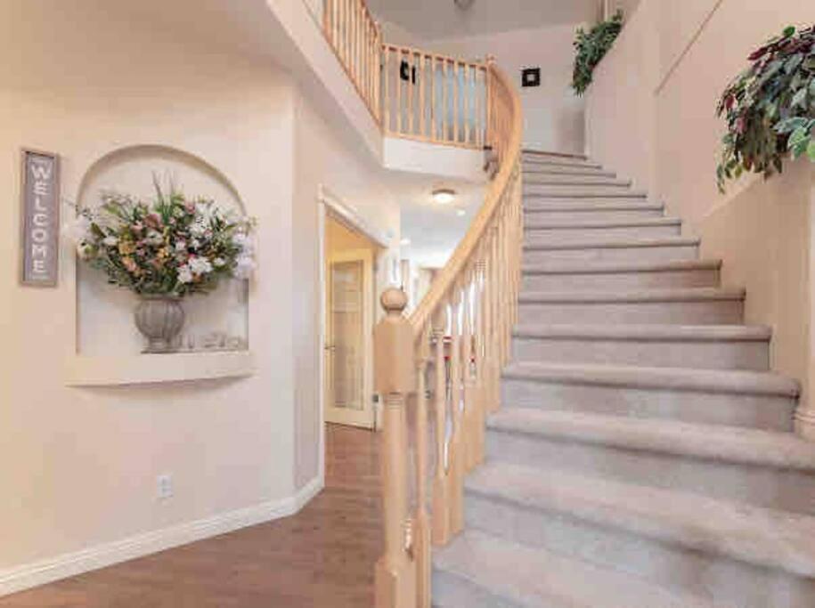 Vila 2500 Sq House In Springbank Hill Bl 261818 YYC Exteriér fotografie