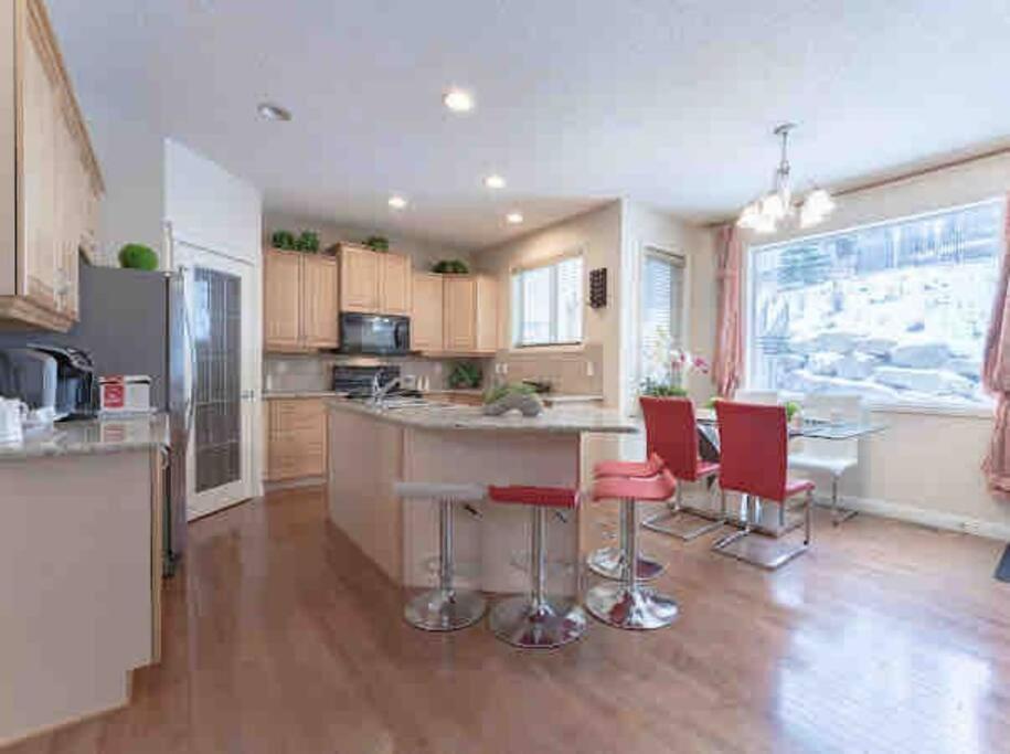 Vila 2500 Sq House In Springbank Hill Bl 261818 YYC Exteriér fotografie