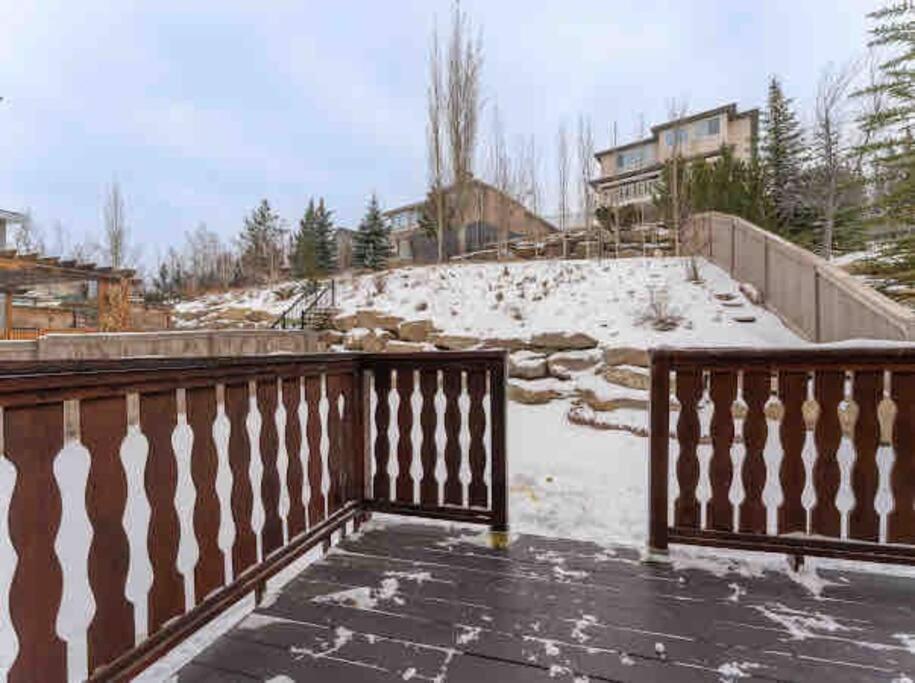 Vila 2500 Sq House In Springbank Hill Bl 261818 YYC Exteriér fotografie
