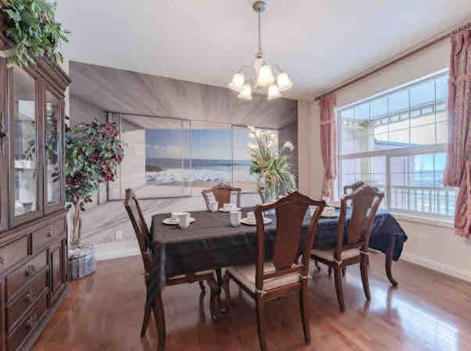 Vila 2500 Sq House In Springbank Hill Bl 261818 YYC Exteriér fotografie