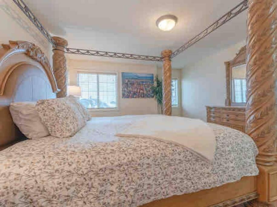 Vila 2500 Sq House In Springbank Hill Bl 261818 YYC Exteriér fotografie
