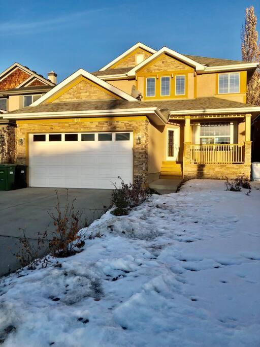 Vila 2500 Sq House In Springbank Hill Bl 261818 YYC Exteriér fotografie
