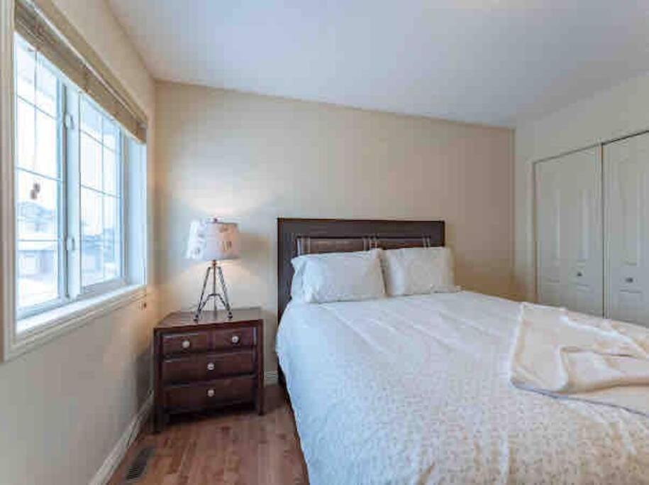 Vila 2500 Sq House In Springbank Hill Bl 261818 YYC Exteriér fotografie