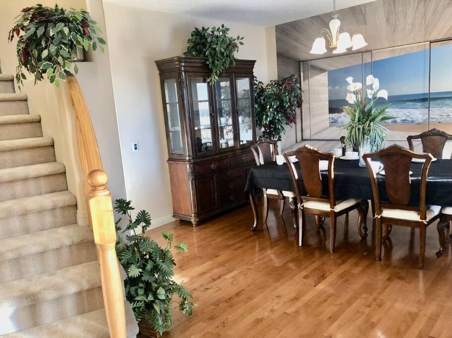 Vila 2500 Sq House In Springbank Hill Bl 261818 YYC Exteriér fotografie