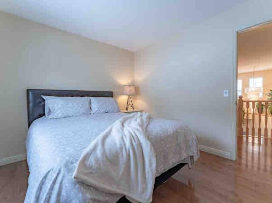 Vila 2500 Sq House In Springbank Hill Bl 261818 YYC Exteriér fotografie