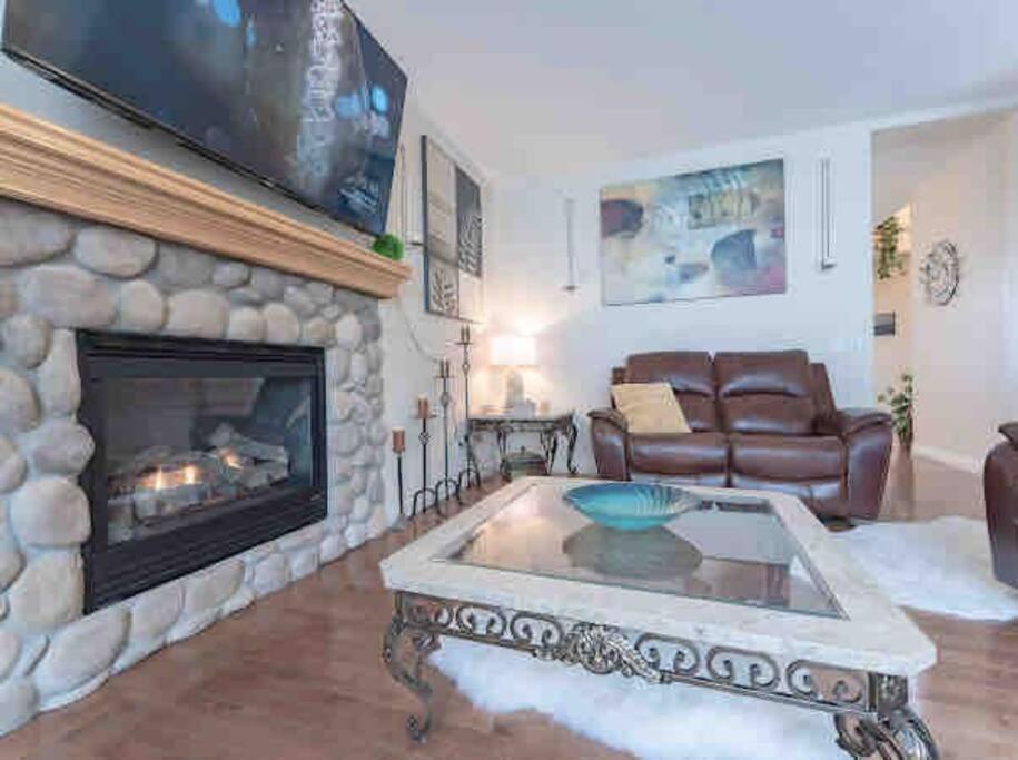 Vila 2500 Sq House In Springbank Hill Bl 261818 YYC Exteriér fotografie