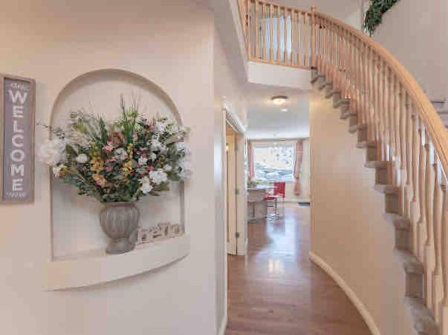 Vila 2500 Sq House In Springbank Hill Bl 261818 YYC Exteriér fotografie