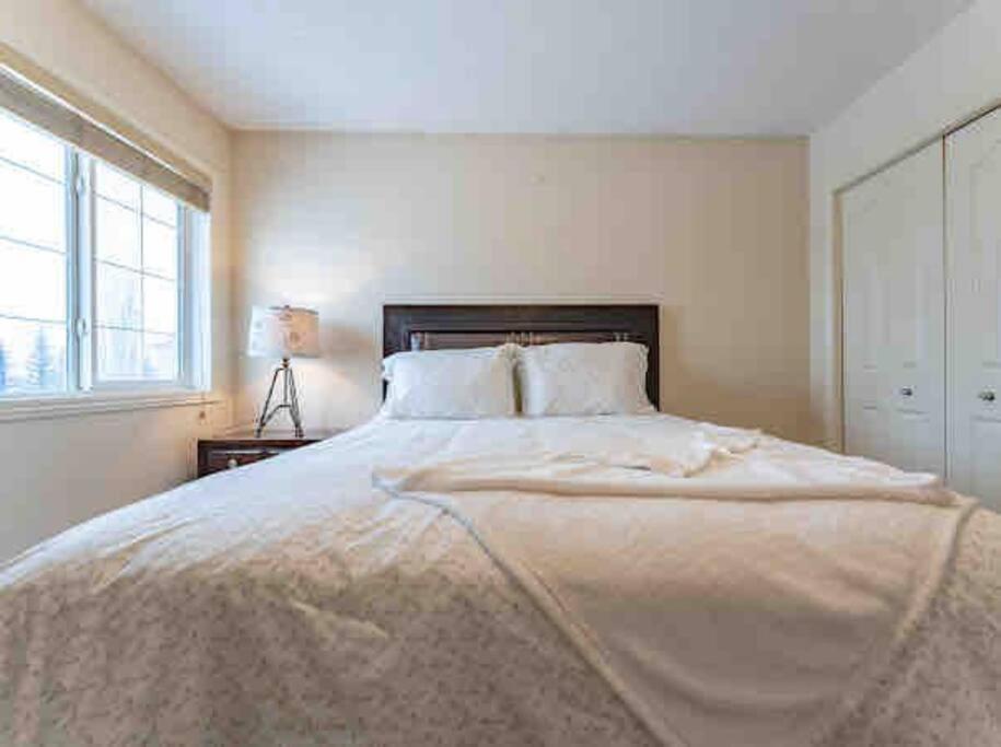 Vila 2500 Sq House In Springbank Hill Bl 261818 YYC Exteriér fotografie