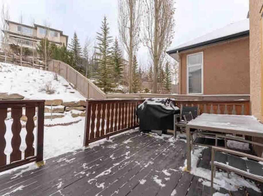 Vila 2500 Sq House In Springbank Hill Bl 261818 YYC Exteriér fotografie