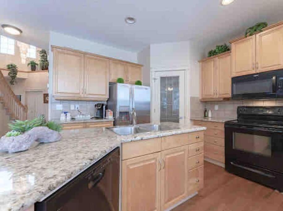 Vila 2500 Sq House In Springbank Hill Bl 261818 YYC Exteriér fotografie