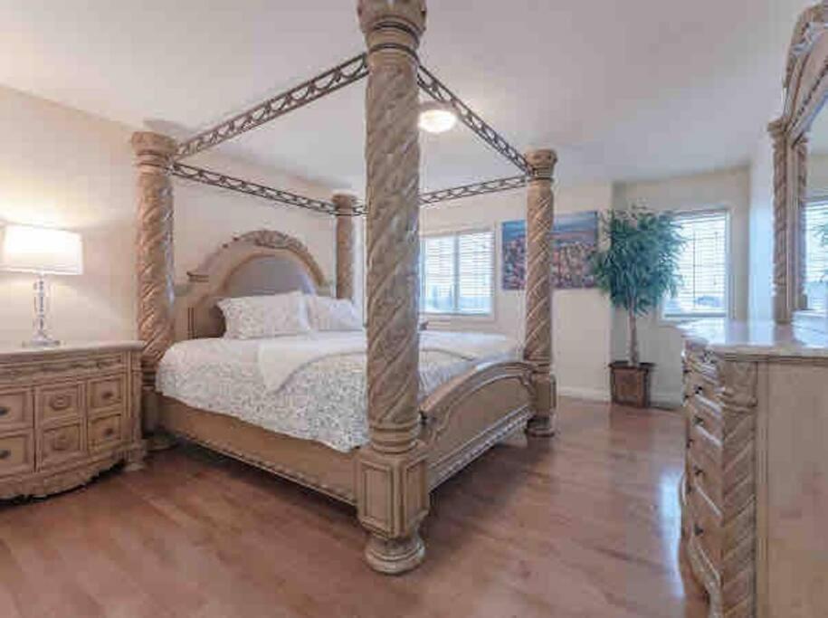 Vila 2500 Sq House In Springbank Hill Bl 261818 YYC Exteriér fotografie