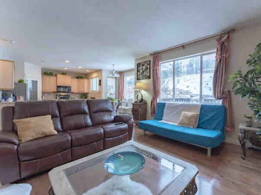 Vila 2500 Sq House In Springbank Hill Bl 261818 YYC Exteriér fotografie