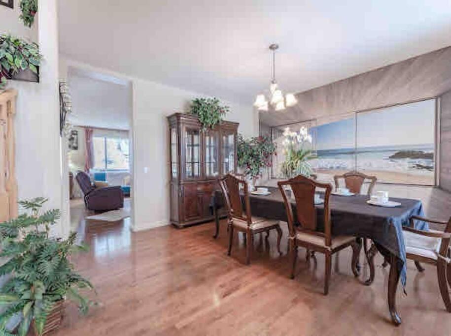 Vila 2500 Sq House In Springbank Hill Bl 261818 YYC Exteriér fotografie