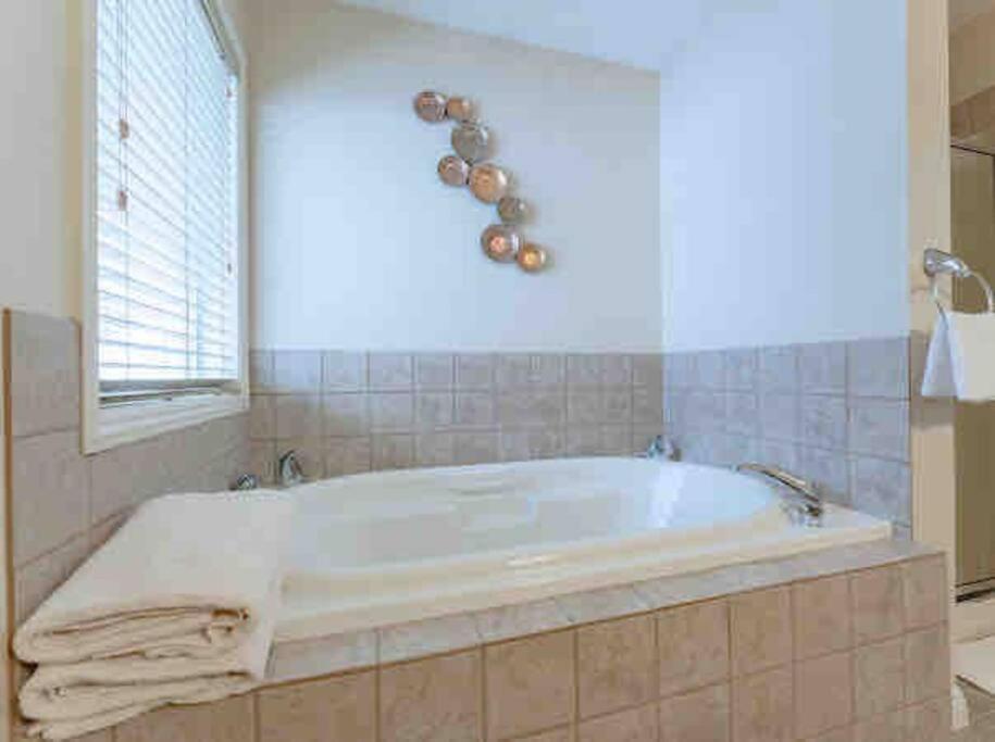 Vila 2500 Sq House In Springbank Hill Bl 261818 YYC Exteriér fotografie