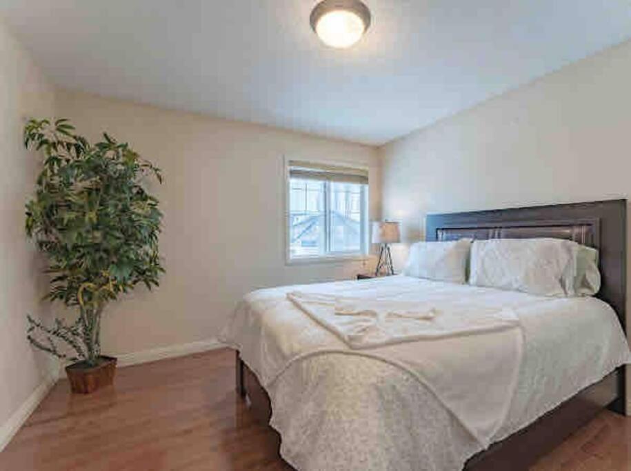 Vila 2500 Sq House In Springbank Hill Bl 261818 YYC Exteriér fotografie